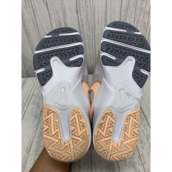 Womens Size 7.5 Nike Legend Essential 2 EUC - Picture 6 of 6